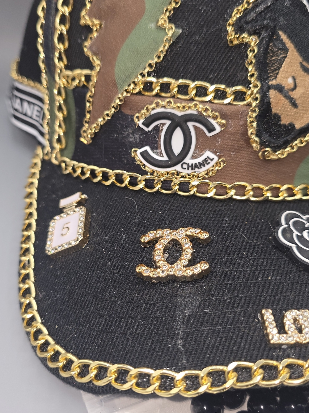 CHRIS BROWN CAMOFLAUGE HAT AND TIE NECKLACE. - Picture 5 of 10